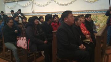 El alcalde, Williams Cervantes, también está en la misa.