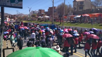 La comitiva se hizo más larga a medida que avanzaba