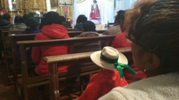 Alguna gente trajo imágenes pequeñas de San Bartolomé.