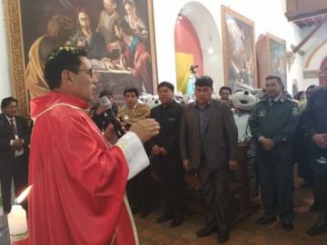 El padre Giovanni bendice a los asistentes.