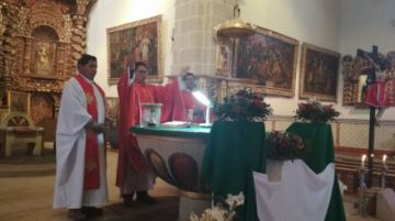 A las 9:06, terminó la misa para el inicio de la entrada autóctona.