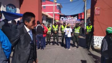 Salió la comitiva pero todavía no se ve fraternidades listas para salir, solo bailarines dispersas.