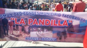 A las 11:33 parte la fraternidad La Pandilla de Tacobamba.