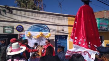 Pasa por el altar de la Familia Huallpa.