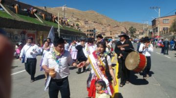Al momento los espectadores van llegando a Av Tinkuy