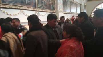 Autoridades se dan el abrazo de la paz.