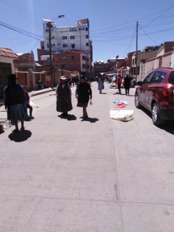 Comerciantes instalan sus puestos.