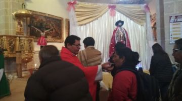 La gente ya recibe la comunión.