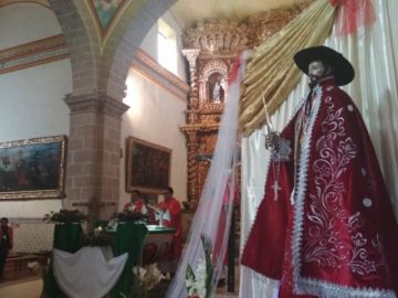 Le volvieron a cambiar la ropa a San Bartolomé.