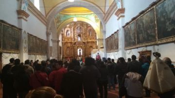 A las 8:33, el templo ya se había llenado.