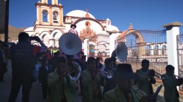 Músicos lo acompañan.