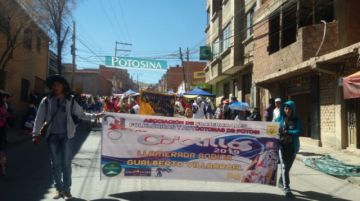 Llamerada andina del Colegio Gualberto Villarroel