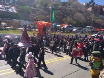 La comitiva se hizo más larga a medida que avanzaba