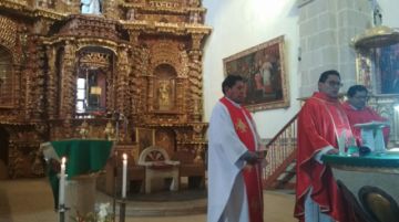El sacerdote invitado (de blanco) es el párroco de Tinguipaya, Richard Prada.