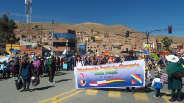 A las 10:12, la primera fraternidad entra a la avenida Tinku.