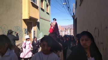 Sube por la calle Diego Huallpa.