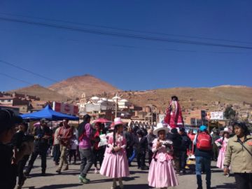 La comitiva recorre la larga avenida Tinku
