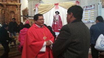 El gobernador en el templo de San Benito.