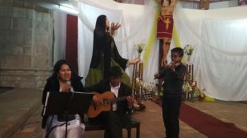 El canto de Rosalena Arciénega acompaña el culto.
