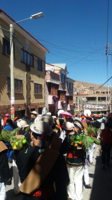 Por calle Mejillones hace su paso Calcheños Manzano