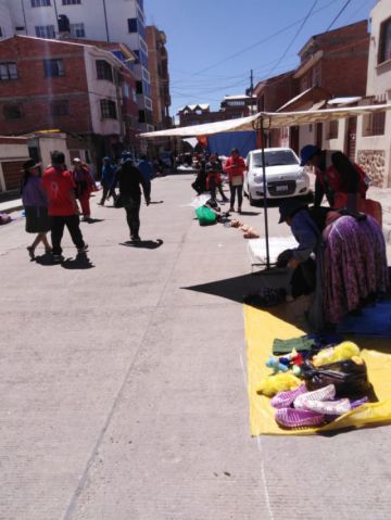 Comerciantes instalan sus puestos.