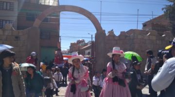 La comitiva ingresa a un Campo de Marte prácticamente vacío.