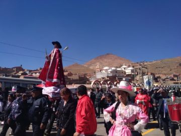 La comitiva recorre la larga avenida Tinku