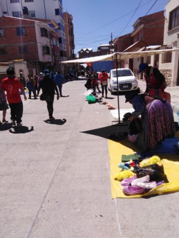 Comerciantes instalan sus puestos.