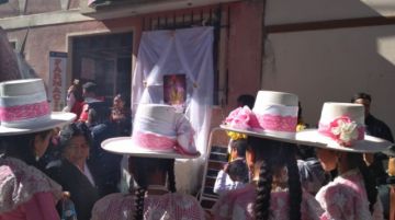 El primer altar es el de la familia Olmos, en calle Mejillones.