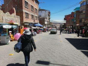La gente empieza a ocupar sus lugares en la avenida Litoral y el Campo de Marte