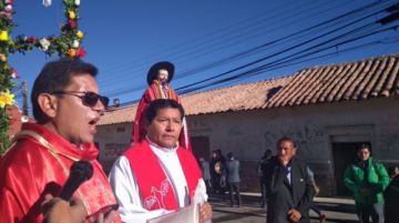 Celebran la misa en espacio abierto.