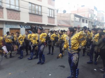 Llegan a la Cívica.