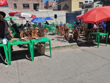  Tarijeños ofrecen el tradicional chancho a la cruz en inmediaciones del puente Caracol.