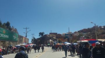 La gente colma el recorrido.