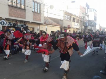 Pujllay Sepsa pasa por la Cívica.