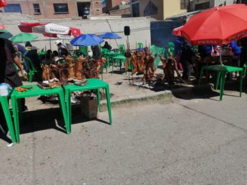  Tarijeños ofrecen el tradicional chancho a la cruz en inmediaciones del puente Caracol.