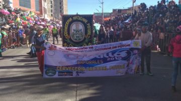 La fraternidad Caporales de la Cervecería ingresa con sus reinas por delante.