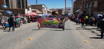 La primera fraternidad Ingresa a la avenida Litoral.