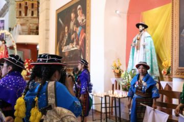 Muchos bailarines están más preocupados por las fotos que por la historia de la festividad.