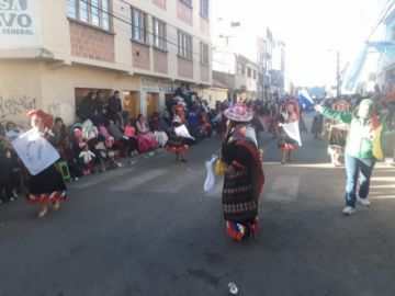 Pujllay Sepsa pasa por la Cívica.