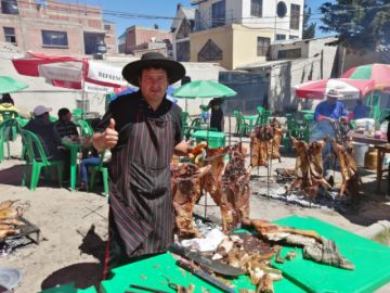 Tarijeños ofrecen el tradicional chancho a la cruz en inmediaciones del puente Caracol.