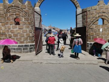 La gente empieza a ocupar sus lugares en la avenida Litoral y el Campo de Marte