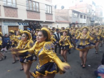 Llegan a la Cívica.