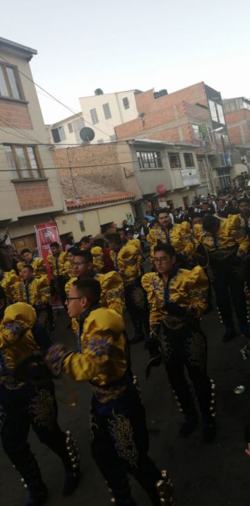 Llegan a la Cívica.