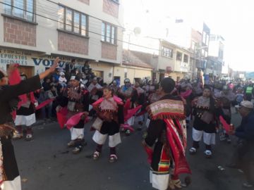 Pujllay Sepsa pasa por la Cívica.