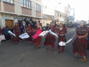 Pujllay Sepsa pasa por la Cívica.