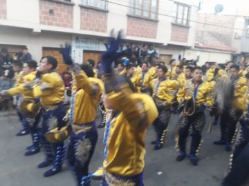 Llegan a la Cívica.