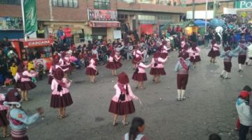 Evitan aglomeraciones en la pasarela.