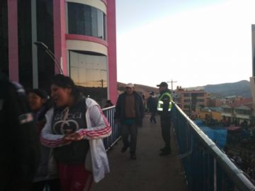 Evitan aglomeraciones en la pasarela.