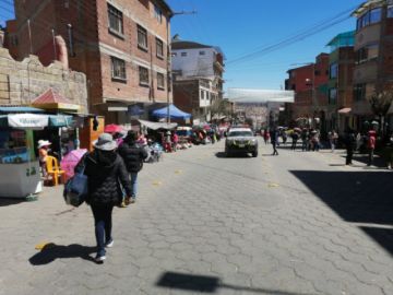 La gente empieza a ocupar sus lugares en la avenida Litoral y el Campo de Marte